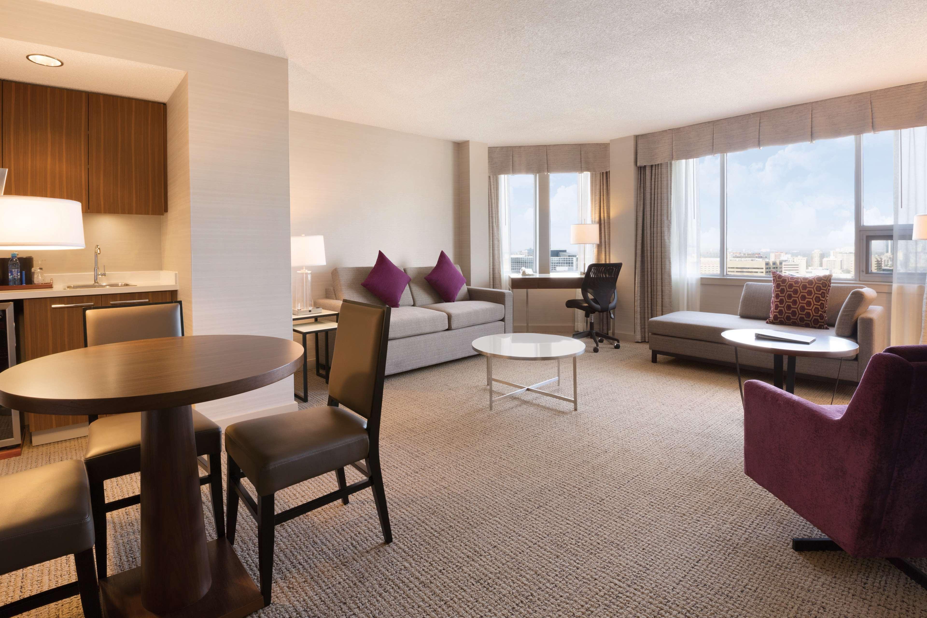 Coast Edmonton Plaza Hotel By Apa Eksteriør billede
